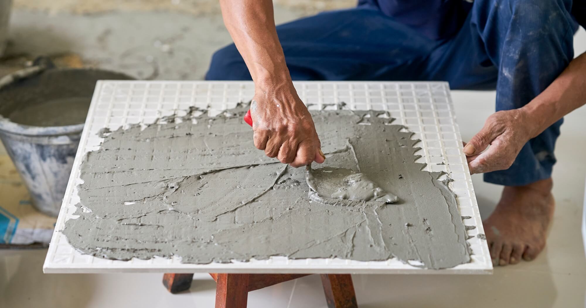 Плиточный клей на шпателе